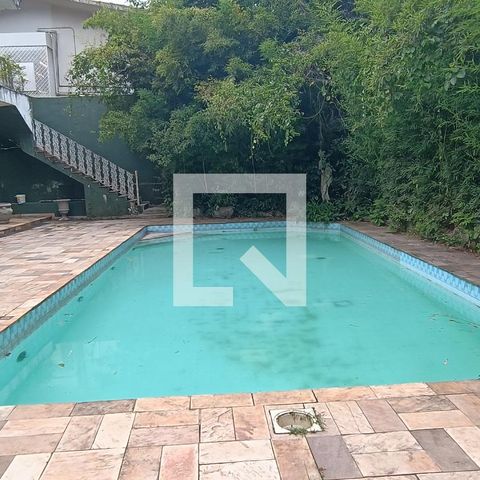 Casa à venda com 950m², 4 quartos e 6 vagas Casa à venda com 950m², 4 quartos e 6 vagasPiscina