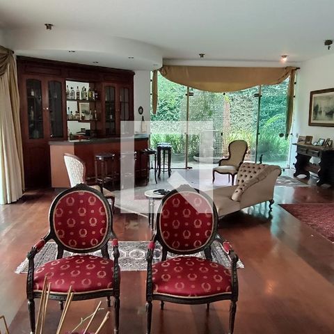 Casa à venda com 950m², 4 quartos e 6 vagas Casa à venda com 950m², 4 quartos e 6 vagasSala