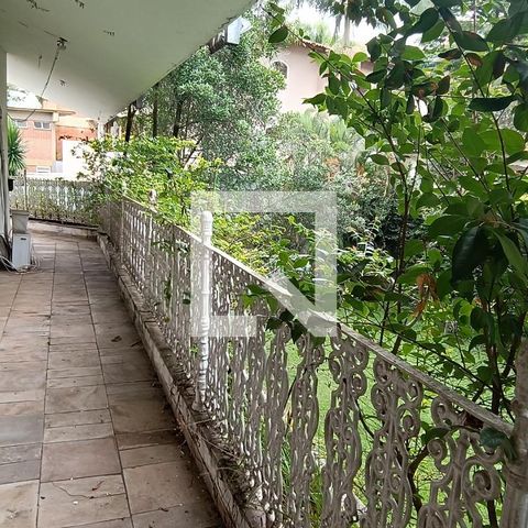 Casa à venda com 950m², 4 quartos e 6 vagas Casa à venda com 950m², 4 quartos e 6 vagasVaranda