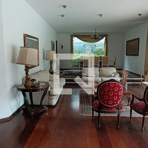 Casa à venda com 950m², 4 quartos e 6 vagas Casa à venda com 950m², 4 quartos e 6 vagasSala