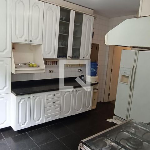 Casa à venda com 950m², 4 quartos e 6 vagas Casa à venda com 950m², 4 quartos e 6 vagasCozinha