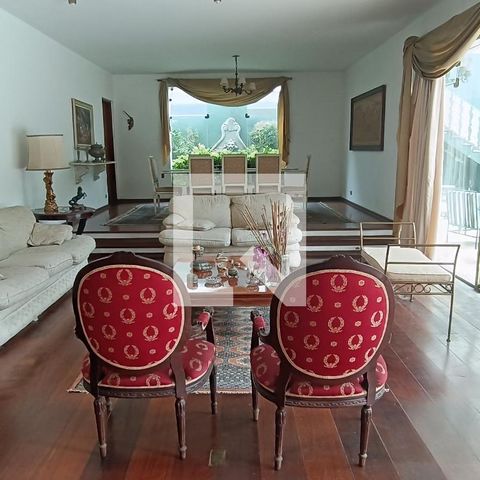 Casa à venda com 950m², 4 quartos e 6 vagas Casa à venda com 950m², 4 quartos e 6 vagasSala