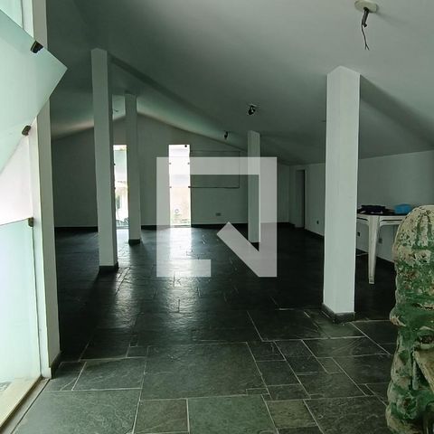 Casa à venda com 950m², 4 quartos e 6 vagas Casa à venda com 950m², 4 quartos e 6 vagasSotão