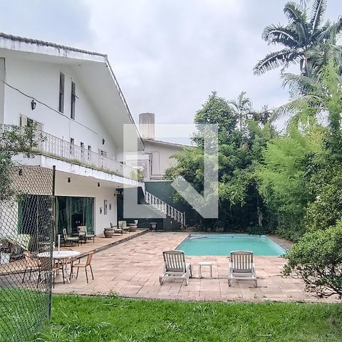 Casa à venda com 950m², 4 quartos e 6 vagas Casa à venda com 950m², 4 quartos e 6 vagasFachada