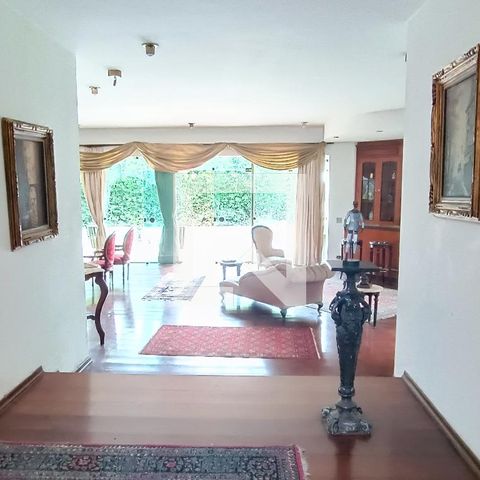 Casa à venda com 950m², 4 quartos e 6 vagas Casa à venda com 950m², 4 quartos e 6 vagasHall