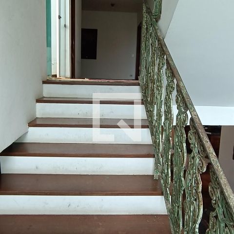 Casa à venda com 950m², 4 quartos e 6 vagas Casa à venda com 950m², 4 quartos e 6 vagasEscada