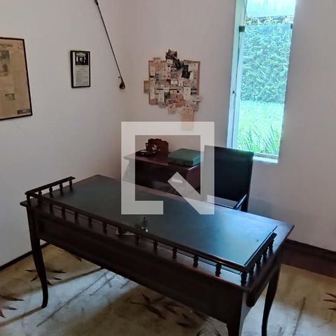 Casa à venda com 950m², 4 quartos e 6 vagas Casa à venda com 950m², 4 quartos e 6 vagasEscritório