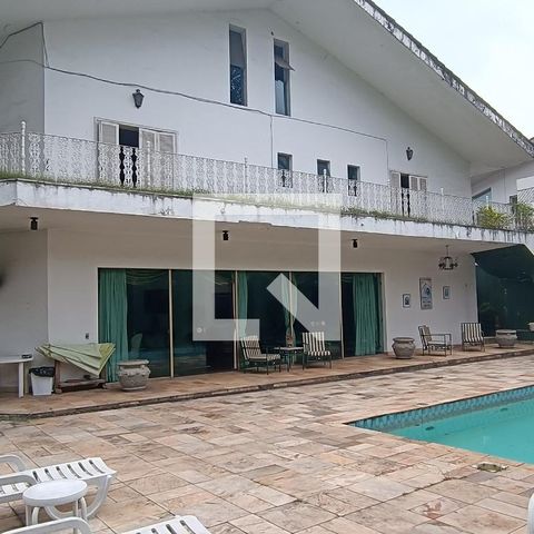 Casa à venda com 950m², 4 quartos e 6 vagas Casa à venda com 950m², 4 quartos e 6 vagasPiscina