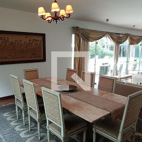Casa à venda com 950m², 4 quartos e 6 vagas Casa à venda com 950m², 4 quartos e 6 vagasSala de Jantar