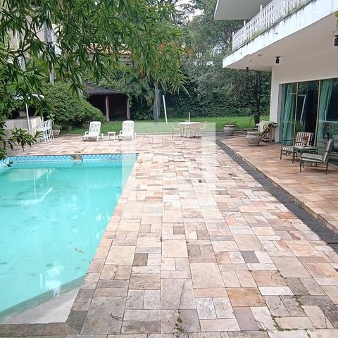 Casa à venda com 950m², 4 quartos e 6 vagas Casa à venda com 950m², 4 quartos e 6 vagasÁrea comum