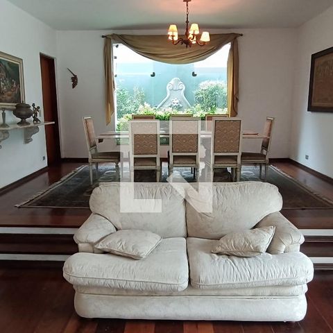 Casa à venda com 950m², 4 quartos e 6 vagas Casa à venda com 950m², 4 quartos e 6 vagasSala