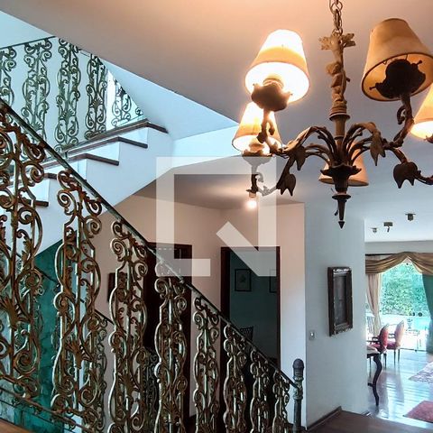 Casa à venda com 950m², 4 quartos e 6 vagas Casa à venda com 950m², 4 quartos e 6 vagasHall
