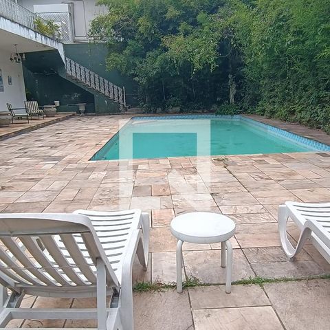 Casa à venda com 950m², 4 quartos e 6 vagas Casa à venda com 950m², 4 quartos e 6 vagasPiscina