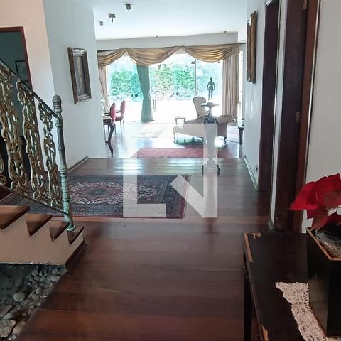 Casa à venda com 950m², 4 quartos e 6 vagas Casa à venda com 950m², 4 quartos e 6 vagasHall