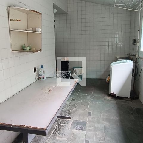 Casa à venda com 950m², 4 quartos e 6 vagas Casa à venda com 950m², 4 quartos e 6 vagasÁrea de Serviço
