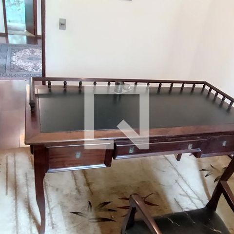 Casa à venda com 950m², 4 quartos e 6 vagas Casa à venda com 950m², 4 quartos e 6 vagasEscritório