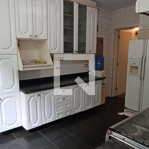 Casa à venda com 950m², 4 quartos e 6 vagas Casa à venda com 950m², 4 quartos e 6 vagasCozinha