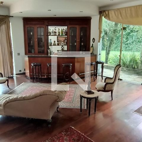 Casa à venda com 950m², 4 quartos e 6 vagas Casa à venda com 950m², 4 quartos e 6 vagasSala