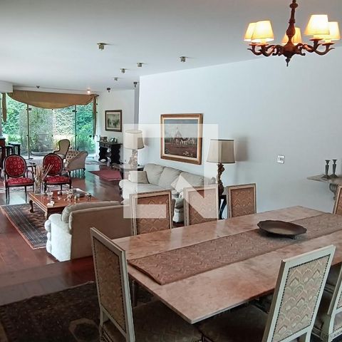 Casa à venda com 950m², 4 quartos e 6 vagas Casa à venda com 950m², 4 quartos e 6 vagasSala de Jantar