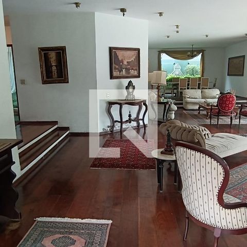Casa à venda com 950m², 4 quartos e 6 vagas Casa à venda com 950m², 4 quartos e 6 vagasSala