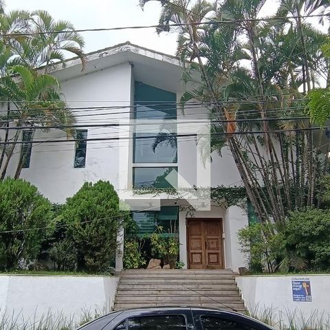 Casa à venda com 950m², 4 quartos e 6 vagas Casa à venda com 950m², 4 quartos e 6 vagasFachada