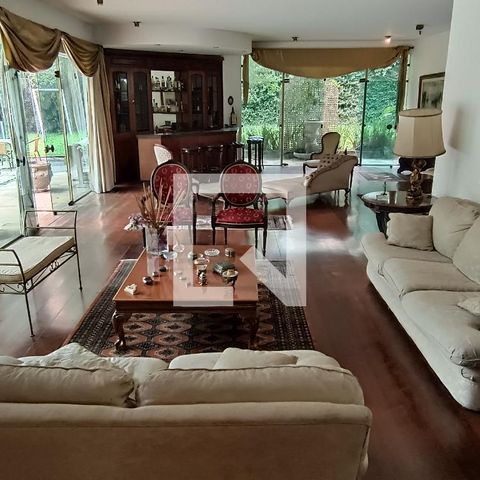 Casa à venda com 950m², 4 quartos e 6 vagas Casa à venda com 950m², 4 quartos e 6 vagasSala