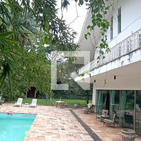 Casa à venda com 950m², 4 quartos e 6 vagas Casa à venda com 950m², 4 quartos e 6 vagasÁrea comum