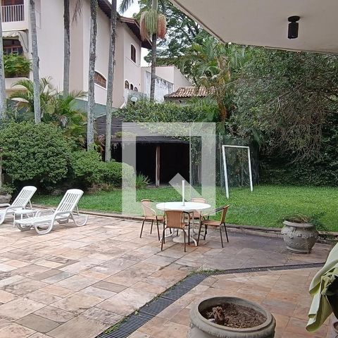 Casa à venda com 950m², 4 quartos e 6 vagas Casa à venda com 950m², 4 quartos e 6 vagasPiscina