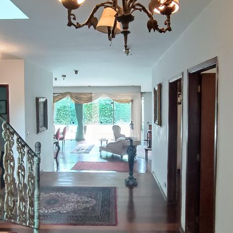 Casa à venda com 950m², 4 quartos e 6 vagas Casa à venda com 950m², 4 quartos e 6 vagasHall