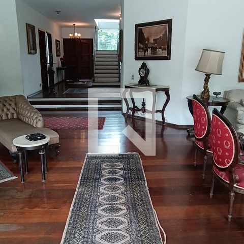 Casa à venda com 950m², 4 quartos e 6 vagas Casa à venda com 950m², 4 quartos e 6 vagasSala