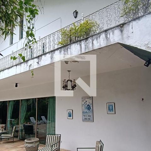 Casa à venda com 950m², 4 quartos e 6 vagas Casa à venda com 950m², 4 quartos e 6 vagasÁrea comum