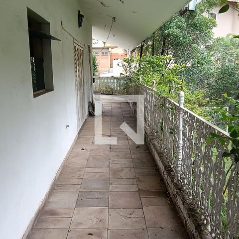 Casa à venda com 950m², 4 quartos e 6 vagas Casa à venda com 950m², 4 quartos e 6 vagasVaranda