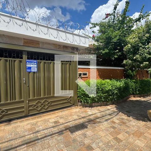Casa para alugar com 250m², 4 quartos e 2 vagas Casa para alugar com 250m², 4 quartos e 2 vagasFachada e placa