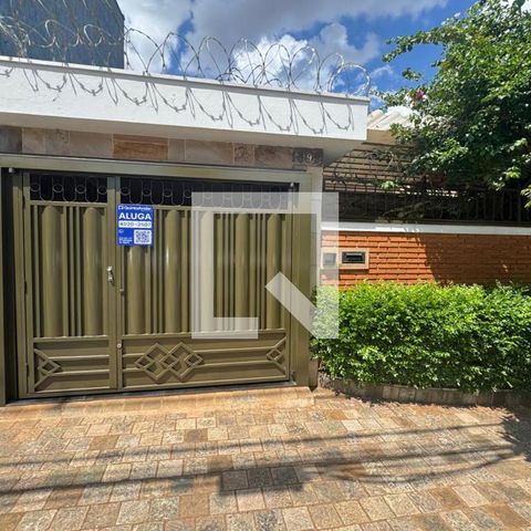 Casa para alugar com 250m², 4 quartos e 2 vagas Casa para alugar com 250m², 4 quartos e 2 vagasFachada e placa