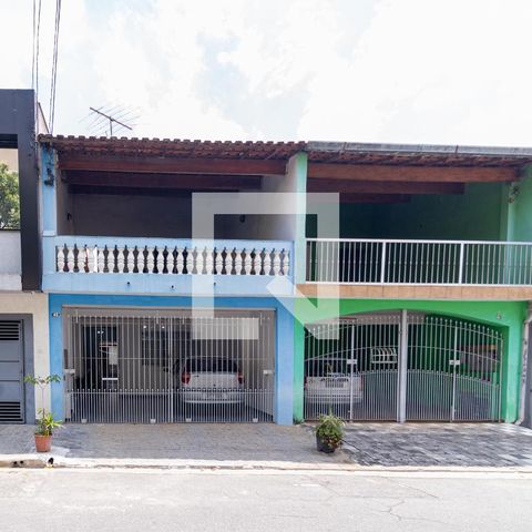 Casa à venda com 180m², 3 quartos e 2 vagas Casa à venda com 180m², 3 quartos e 2 vagasFachada
