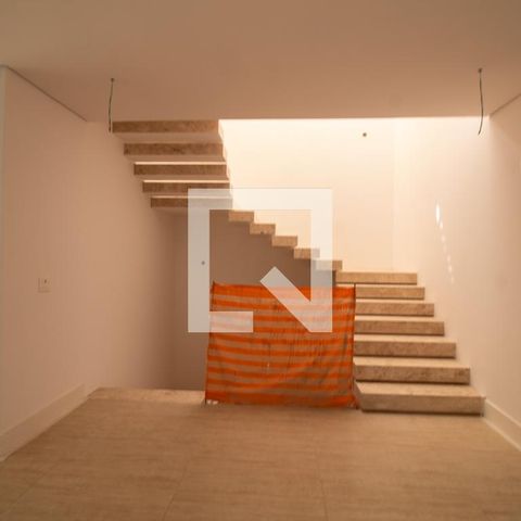 Casa à venda com 854m², 4 quartos e 6 vagas Casa à venda com 854m², 4 quartos e 6 vagasEscada