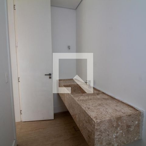 Casa à venda com 854m², 4 quartos e 6 vagas Casa à venda com 854m², 4 quartos e 6 vagasLavabo