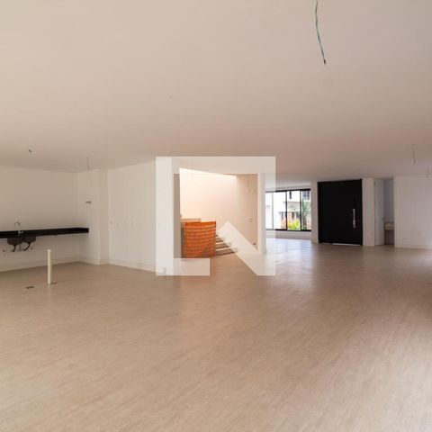 Casa à venda com 854m², 4 quartos e 6 vagas Casa à venda com 854m², 4 quartos e 6 vagasSala / Sala de Jantar