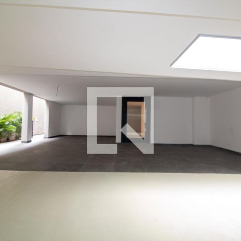 Casa à venda com 854m², 4 quartos e 6 vagas Casa à venda com 854m², 4 quartos e 6 vagasGaragem