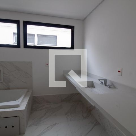 Casa à venda com 854m², 4 quartos e 6 vagas Casa à venda com 854m², 4 quartos e 6 vagasBanheiro da Suíte 4 - Senhora