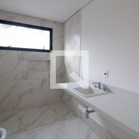 Casa à venda com 854m², 4 quartos e 6 vagas Casa à venda com 854m², 4 quartos e 6 vagasBanheiro da Suíte 1