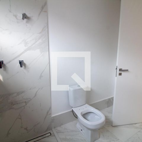 Casa à venda com 854m², 4 quartos e 6 vagas Casa à venda com 854m², 4 quartos e 6 vagasBanheiro da Suíte 2