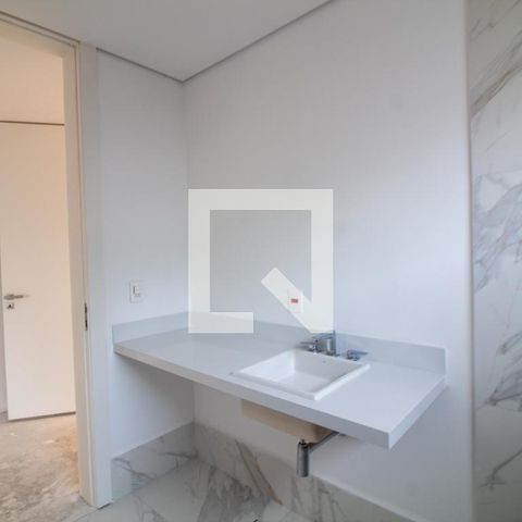 Casa à venda com 854m², 4 quartos e 6 vagas Casa à venda com 854m², 4 quartos e 6 vagasBanheiro da Suíte 2