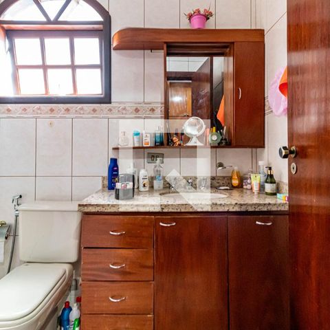Casa à venda com 221m², 3 quartos e 6 vagas Casa à venda com 221m², 3 quartos e 6 vagasSuite - Banheiro