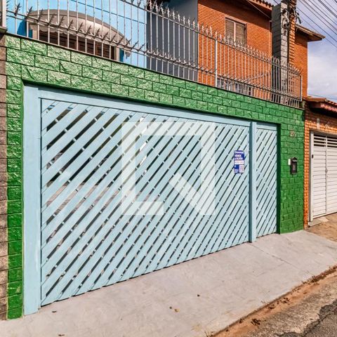 Casa à venda com 221m², 3 quartos e 6 vagas Casa à venda com 221m², 3 quartos e 6 vagasFachada
