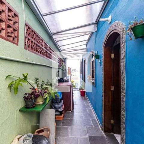 Casa à venda com 221m², 3 quartos e 6 vagas Casa à venda com 221m², 3 quartos e 6 vagasCorredor lateral