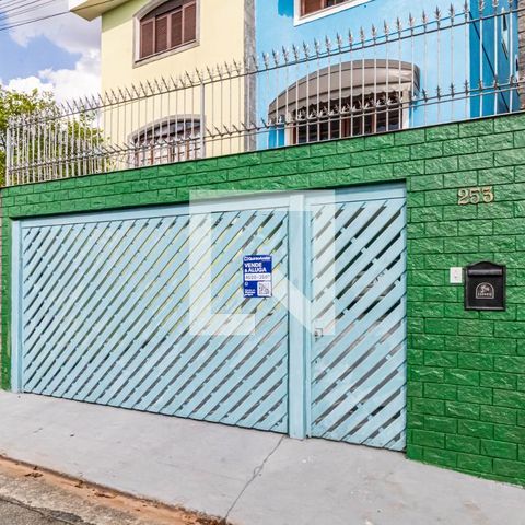 Casa à venda com 221m², 3 quartos e 6 vagas Casa à venda com 221m², 3 quartos e 6 vagasFachada