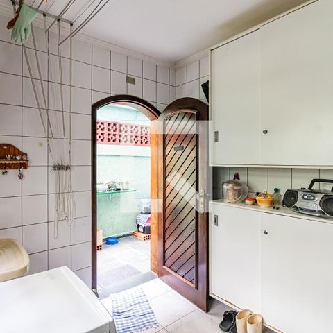 Casa à venda com 221m², 3 quartos e 6 vagas Casa à venda com 221m², 3 quartos e 6 vagasLavanderia