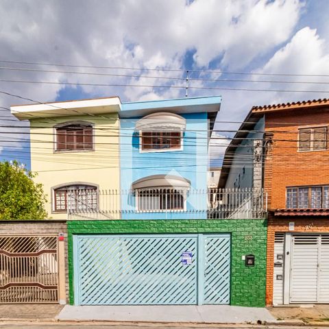 Casa à venda com 221m², 3 quartos e 6 vagas Casa à venda com 221m², 3 quartos e 6 vagasFachada