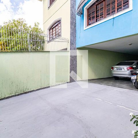 Casa à venda com 221m², 3 quartos e 6 vagas Casa à venda com 221m², 3 quartos e 6 vagasGaragem